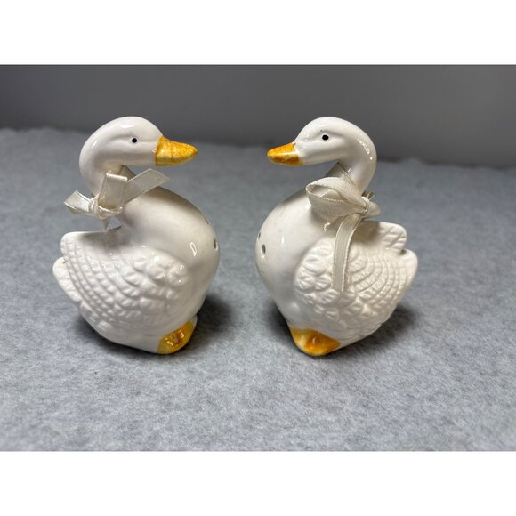 Vintage Ceramic Duck Salt & Pepper Shakers with Ribbon Bows - White & Yellow - A - Picture 9 of 9